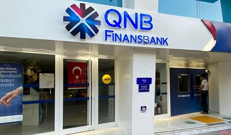 QNB Finansbank logosu, 0 faizli kredi ve nakit avans fırsatını anlatan görsel.