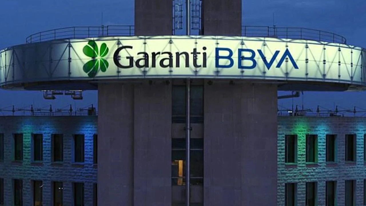 Garanti BBVA logosu, 6 ay vadeli faizsiz kredi ve nakit avans avantajını gösteren görsel.