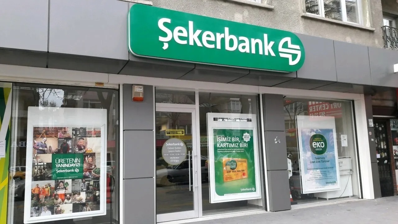 Şekerbank şubesi vitrini ve promosyon afişleri, emekli maaşı kampanyası duyurusu için görsel.