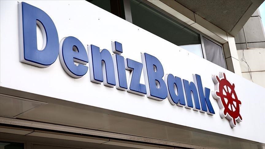 DenizBank logosu ve gemi dümeni sembolü bulunan şube tabelası, 2023 emekli maaşı promosyon seçeneklerine ilişkin haber görseli.