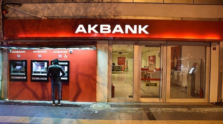 Akbank ATM’leri ve şube girişi, emekli maaşı promosyon duyurularına ilişkin haber için çekilmiş fotoğraf.