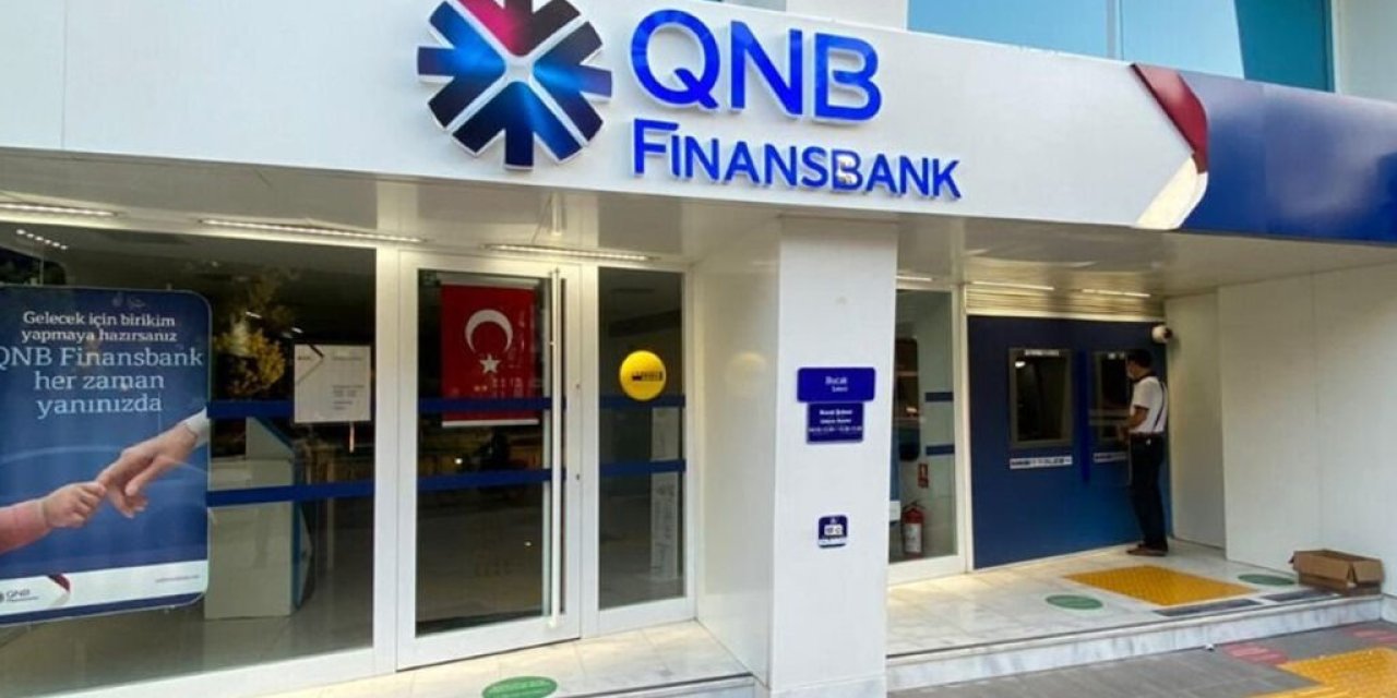 QNB Finansbank şubesi önünde emekli maaşı promosyon kampanyasını duyuran tabela ve ATM’leri gösteren görsel.
