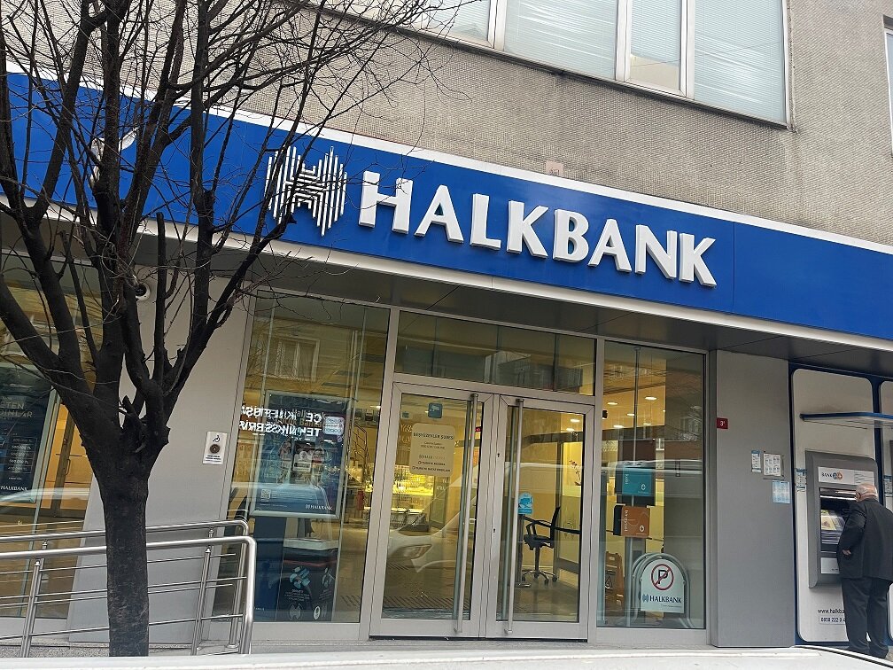 Halkbank şubesi ön cephesi ve ATM alanı, emekli maaşı promosyon kampanyasıyla ilgili haberde kullanılan fotoğraf.
