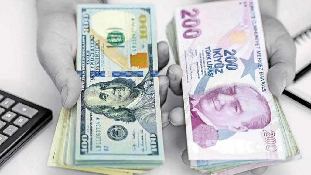 Dolar ve Türk lirası banknotlarını tutan el, Morgan Stanley’in 2025 yılı için güncellediği kur tahminleriyle ilgili haberi destekliyor