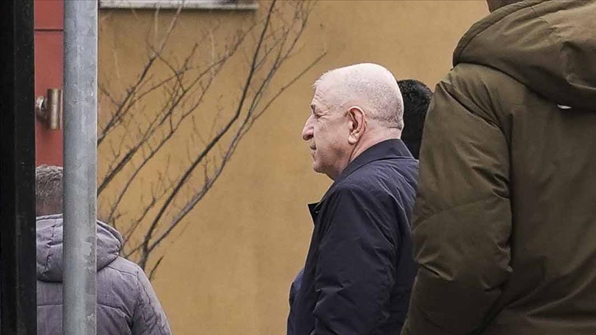 Ümit Özdağ'ın tutuklandıktan sonra cezaevine götürüldüğü bir görsel. 