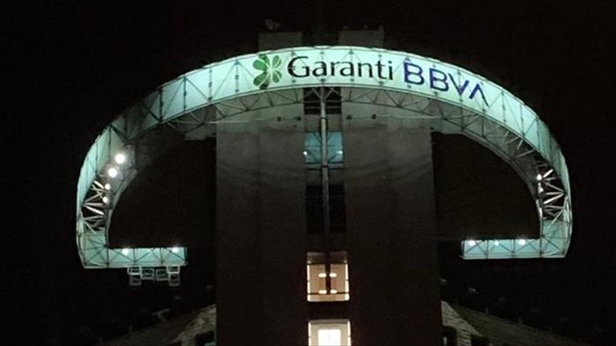 Garanti BBVA binasının gece aydınlatması altında öne çıkan kurumsal logosu, araç kredileri ve diğer bankacılık ürünlerine dair güvenilir bir imaj oluşturuyor.