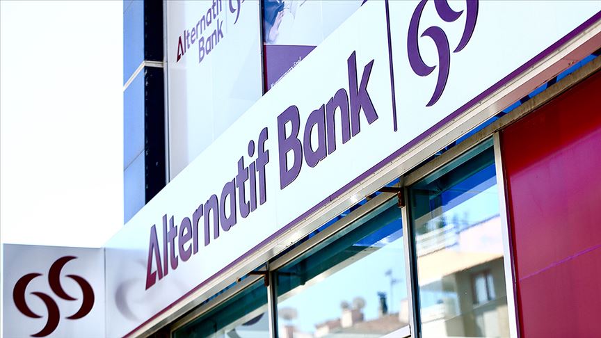 Alternatif Bank şubesinin ön cephesi, kurumsal mor logo ve tabelasıyla dikkat çekerek taşıt kredisi başvurusu için bilgilendirici bir görünüm sunuyo