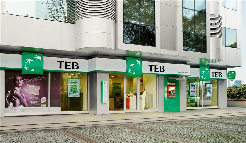 TEB şubesi dış cephesi, yeşil logosu ve modern tasarımıyla araç kredisi almak isteyen müşterilere kurumsal bir görünüm sunuyor.