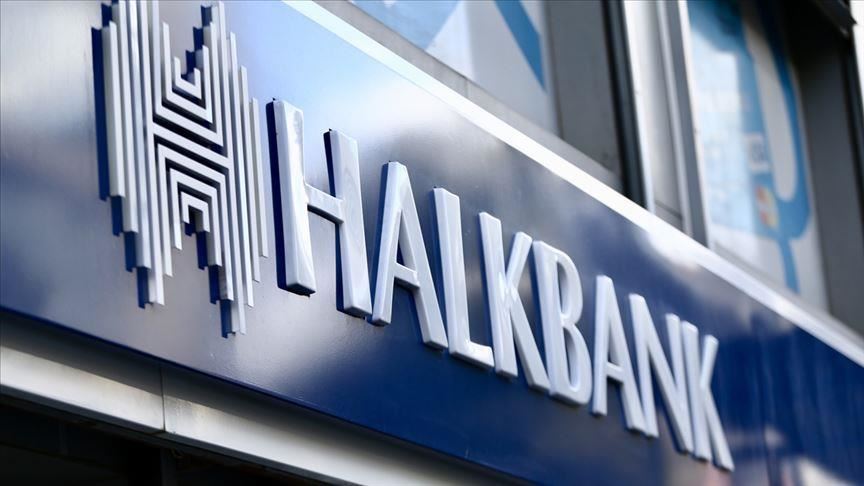 Halkbank’ın şube tabelası ve kurumsal logosu, taşıt kredisi gibi bankacılık hizmetlerine erişim konusunda kullanıcıların dikkatini çekiyor.