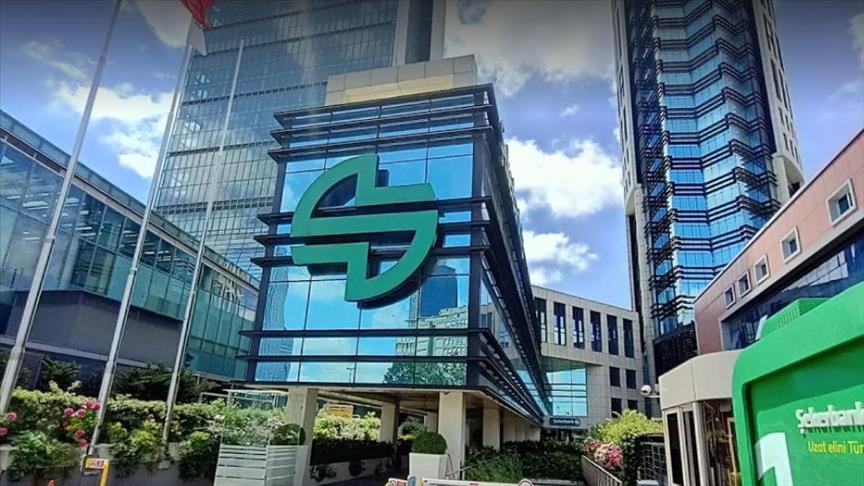 Şekerbank merkez binası, yeşil kurumsal logosuyla dikkat çekerek araç kredisi kampanyaları ve diğer finansal hizmetler hakkında ipuçları veriyor.
