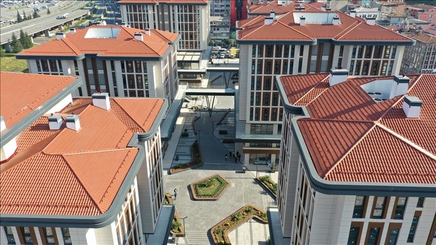 Kırmızı çatılarıyla dikkat çeken bu konut blokları, peşinatsız ev alma ve azalan taksit seçenekleri gibi fırsatları içeren konut kampanyası projelerinden birini gösteriyor.