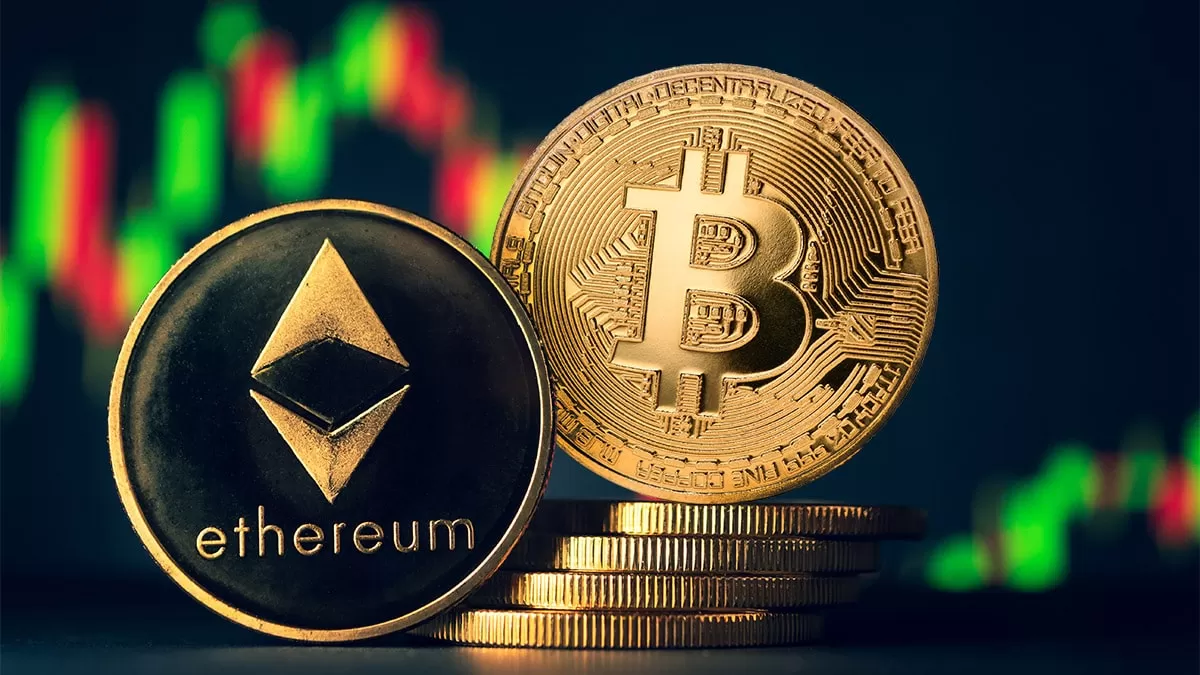 Ahşap zemin üzerinde Bitcoin ve Ethereum madeni paraları, arka planda sıcak tonlar