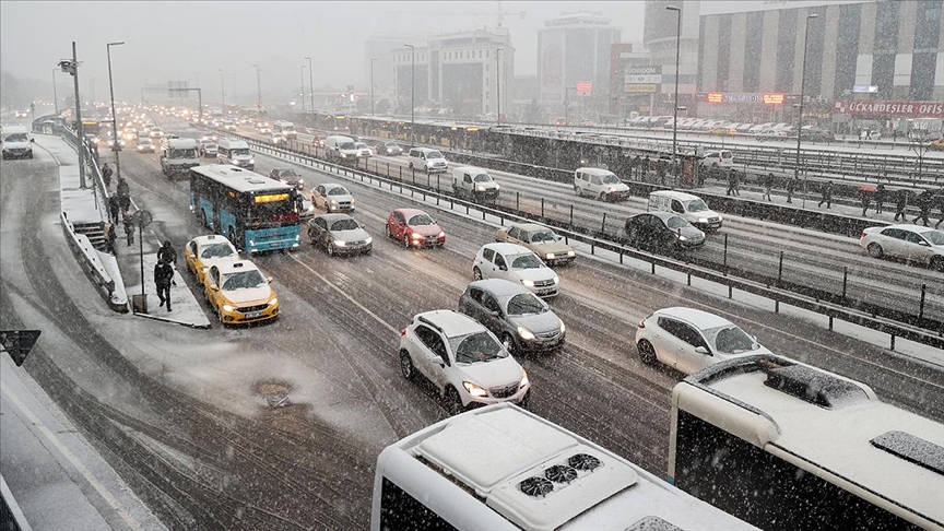  Kar yağışıyla birlikte yoğunlaşan İstanbul trafiği ve buzlanma riski taşıyan yollar.