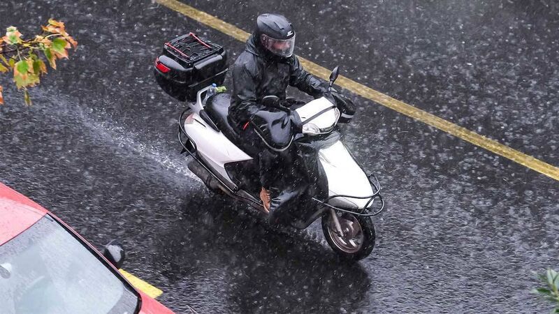  Yasağa neden olan zorlu hava koşullarını açıkça yansıtıyor ve motosikletlerin kullanımını imkânsız hale getiren ortamı görselleştiriyor.