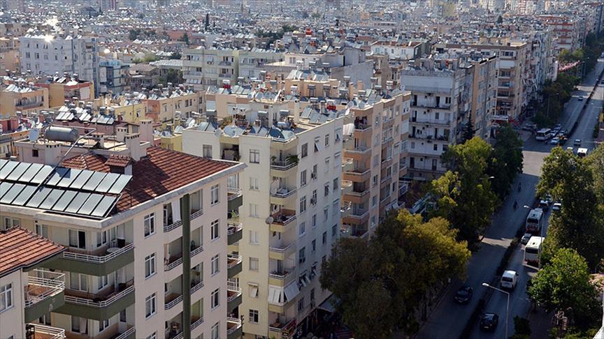 Bir şehirde modern apartmanlar ve konut projeleri içeren geniş bir manzara. Bu görüntü, en uygun konut kredi faizi arayanlar için yeni ev alım fırsatlarını temsil ediyor.