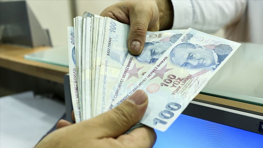 Bir banka şubesinde, elden para transferi sırasında 100 TL banknotların göründüğü bir görüntü. Resim, yatırım fonlarına yapılan para giriş-çıkışlarını ve finansal işlemleri sembolize ediyor. 21 Şubat 2025 tarihi itibarıyla, en çok kazandıran fonlarla ilgili haberlerde kullanılmak üzere, yatırım ve finans dünyasındaki hareketliliği yansıtan bir iç görsel olarak tasarlandı. Bu görsel, döviz, teknoloji, oyun sektörü ve savunma sanayii gibi alanlara yatırım yapan fonların performansını destekleyici bir içerik sunuyor.