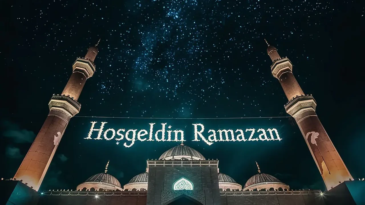 2025 Ramazan ayının başlangıcını simgeleyen, cami silueti ve ay ışığıyla süslenmiş gece manzarası. 