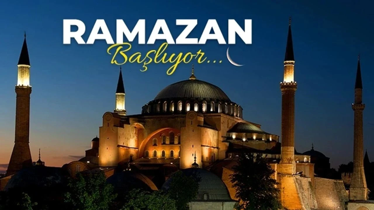 İstanbul’da 2025 Ramazan ayının ilk sahur ve iftar vakitlerini gösteren, cami minareleri ve yıldızlı gökyüzüyle bezeli bir gece fotoğrafı. 