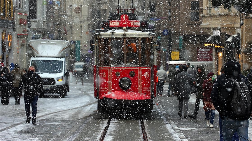 İstanbul Taksim’de kar yağışı altında hareket eden kırmızı tramvay ve karla kaplı caddeleri gösteren bir fotoğraf. “İstanbul’da kar ne zaman biter?” aramaları için SEO dostu, etkileyici bir görsel.