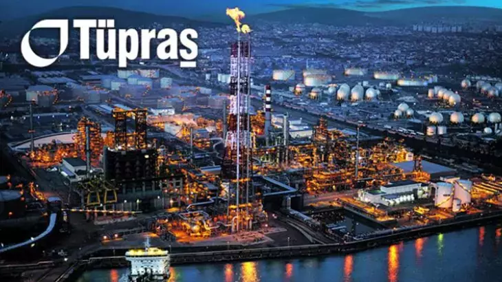 Tüpraş rafinerisi gece manzarası, parlak ışıkları ve tesis detaylarıyla, Tüpraş temettü 2025 ödeme tarihi hakkında bilgi arayan yatırımcılar için dikkat çekici bir görsel.
