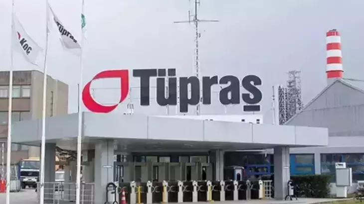 Tüpraş fabrika girişi, bayraklar ve tesis binasıyla, “Tüpraş temettü ne zaman?” sorusuna yanıt arayan okuyucular için çekici bir görsel.