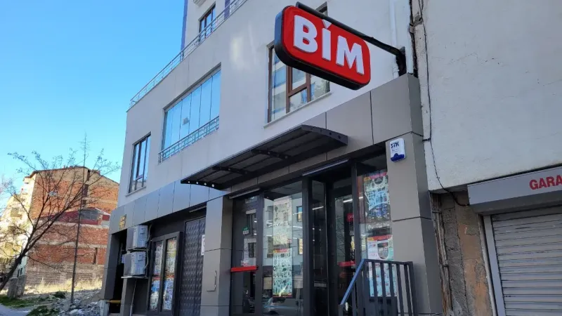 BİM mağaza girişi ve çalışma saatleri 2025: BİM, hafta içi ve hafta sonu 09.00-21.00 arası hizmet verir. BİM kaçta açılıyor, kaçta kapanıyor soruları için ideal görsel.