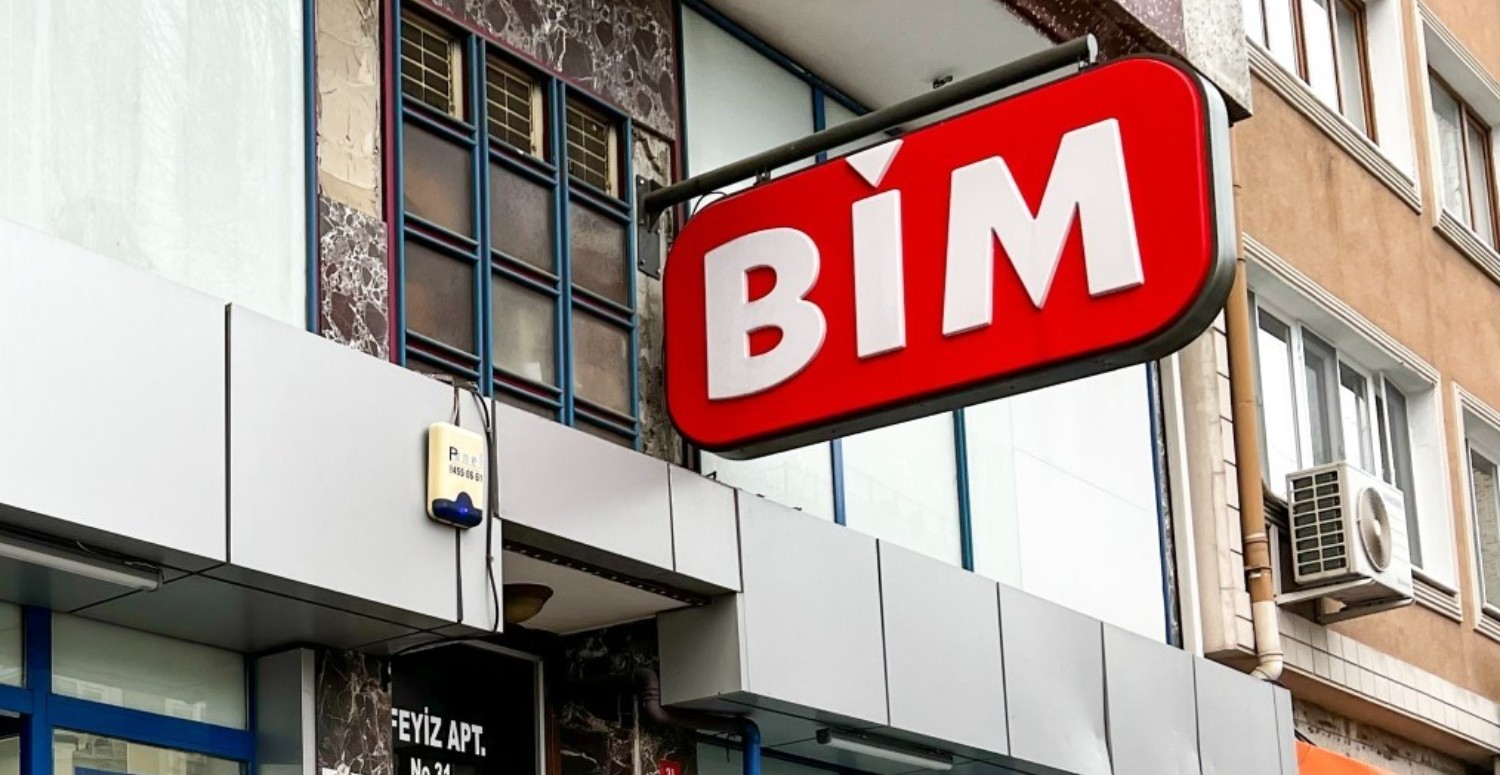 BİM tabelası ve çalışma saatleri 2025: BİM şubeleri her gün 09.00’da açılıyor, 21.00’da kapanıyor. BİM kaçta açılıyor, kaçta kapanıyor bilgisi için görsel.