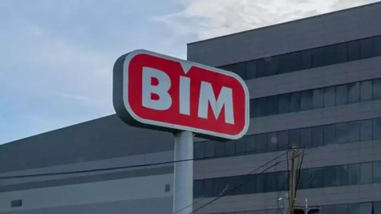 BİM mağaza cephesi ve çalışma saatleri 2025: BİM, Türkiye’de tüm şubelerde 09.00-21.00 arası hizmet veriyor. BİM kaçta açılıyor, kaçta kapanıyor detayları için görsel.