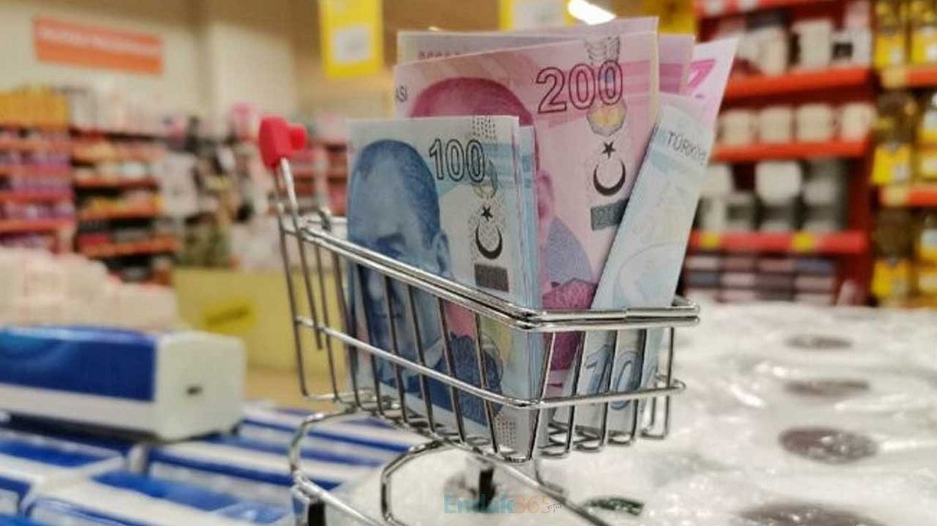 Market sepetindeki Türk lirası banknotları, yükselen enflasyon ve artan gıda fiyatlarıyla ilgili tüketici harcamalarını simgeliyor.