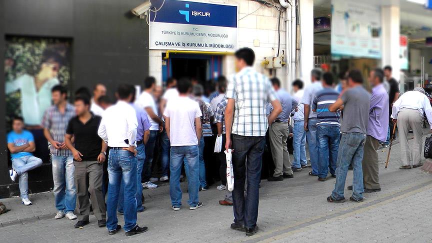 Türkiye İş Kurumu (İŞKUR) şubesinde iş arayanların oluşturduğu kuyruk. Vatandaşlar, 2025 yılında başlayan işe başlama yardımı ve istihdam teşvik programları için başvuruda bulunuyor. Şubenin girişinde İŞKUR logosu ve iş bulma hizmetleri görülüyor.