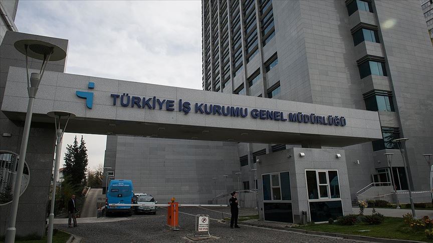 Türkiye İş Kurumu (İŞKUR) Genel Müdürlüğü binasının dış görünümü, modern mimariye sahip bir bina ve giriş kapısında İŞKUR logosuyla yazılar yer alıyor. Bina, iş arayanlara ve istihdam programlarına ev sahipliği yapıyor. 2025 yılında Aile ve Sosyal Hizmetler Bakanlığı’nın yeni destek programlarıyla dikkat çekiyor.