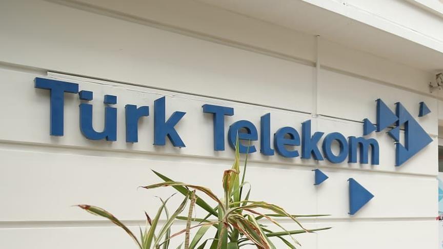 türk tekekom duvarda asılı logo