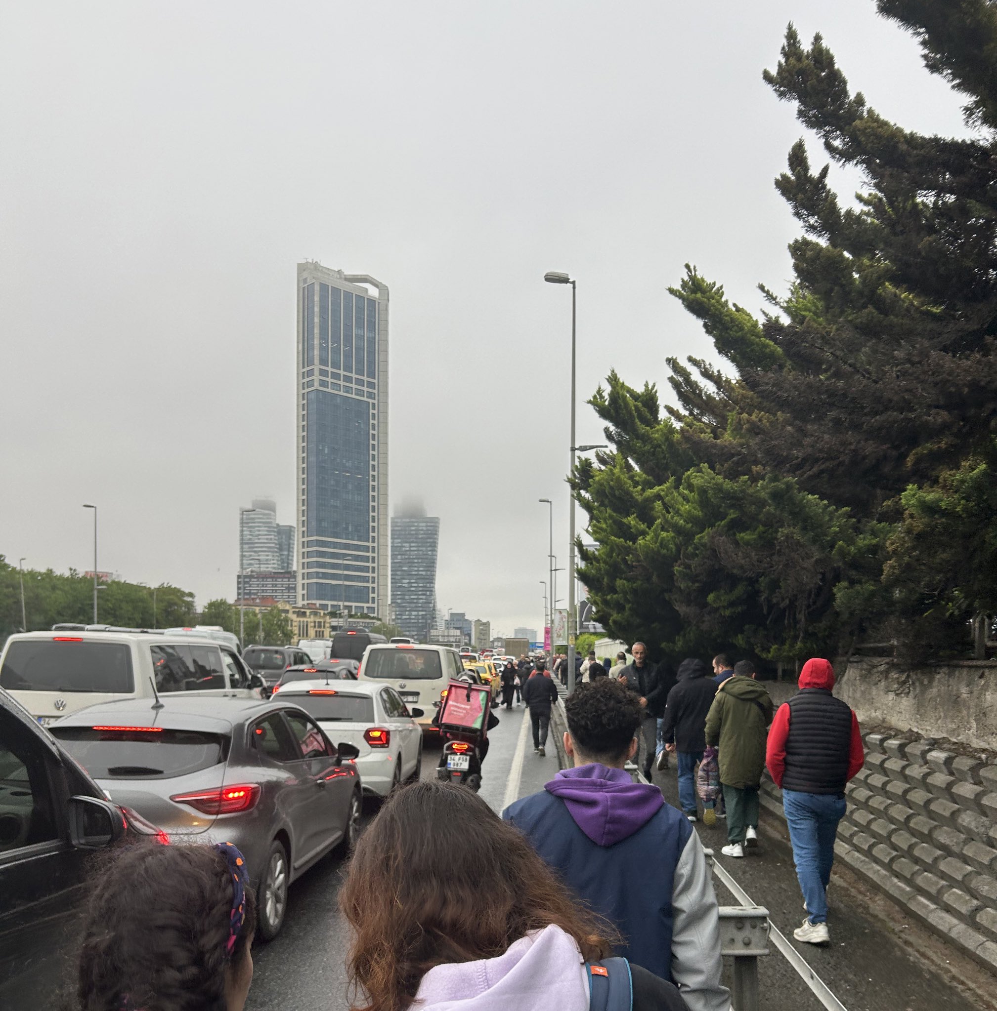 1 Mayıs metrobüs kapandı insanlar Çağlayan'dan Mecidiyeköy'e yürüyerek gitmeye çalıştı. 