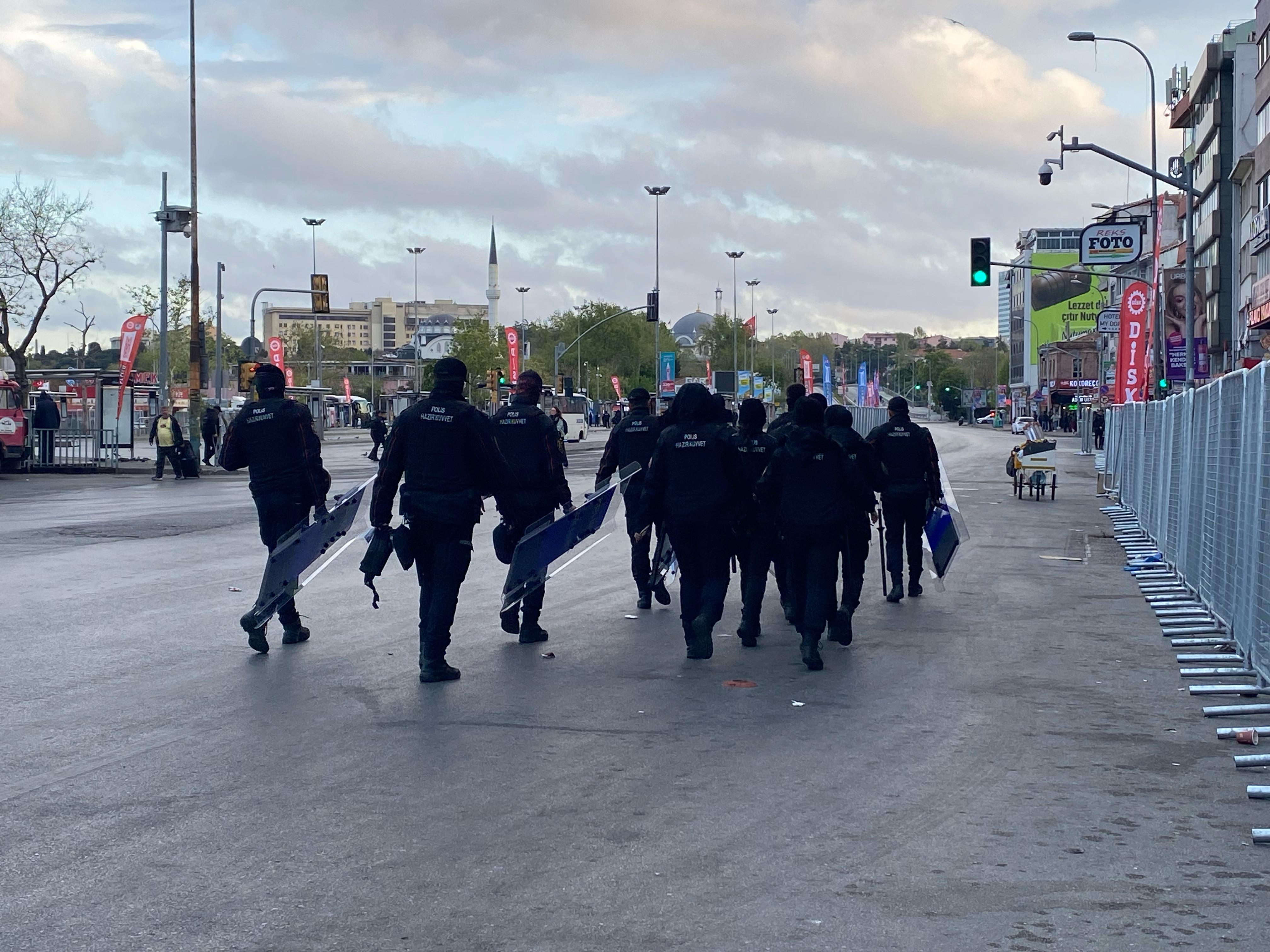 1 Mayıs nedeniyle istanbul'da alınan güvenlik önlemleri ve polislerin yolları kapatması