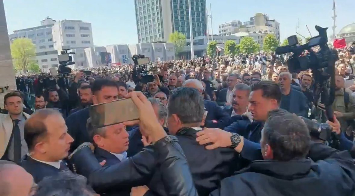 Saldırı sonrası Özgür Özel’in tören alanından ayrılışı sırasında kaydedilen görüntü. Sağlık durumu iyi, yüzünde herhangi bir yara yok.
