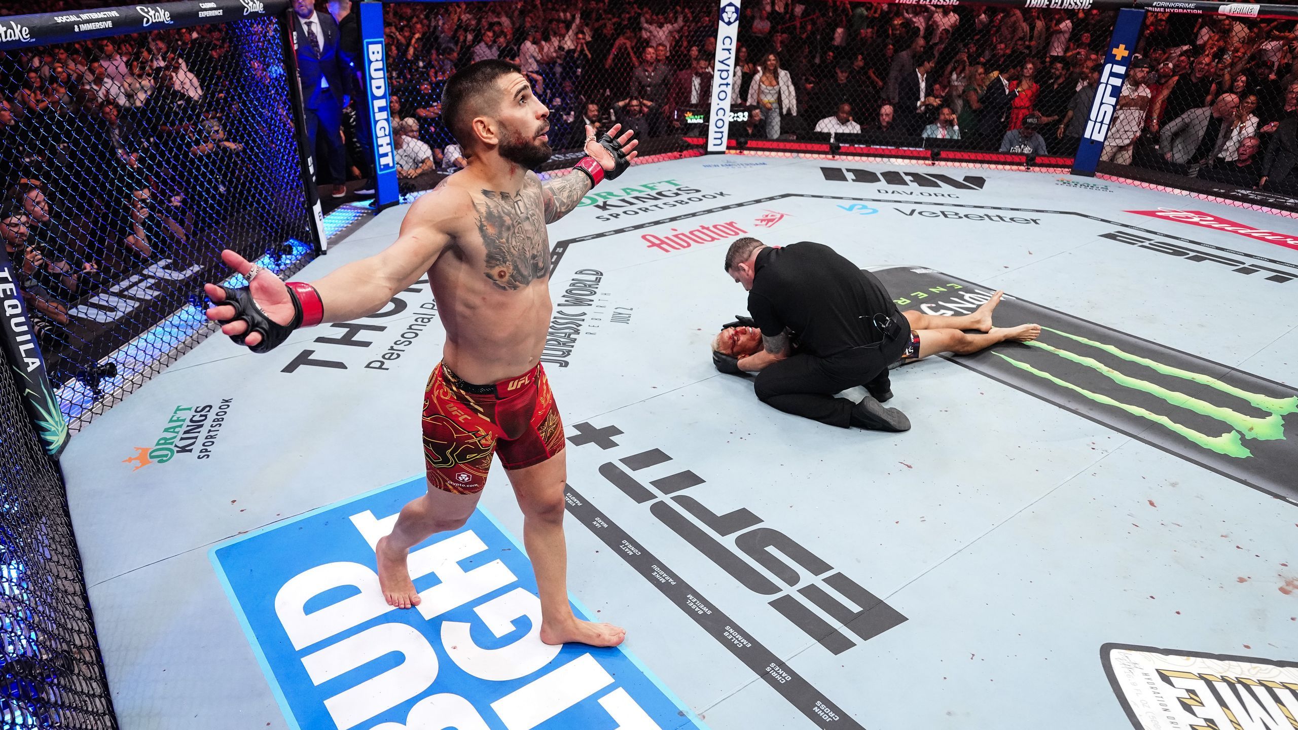 Ilia Topuria, UFC 317'de Charles Oliveira’yı nakavt etti