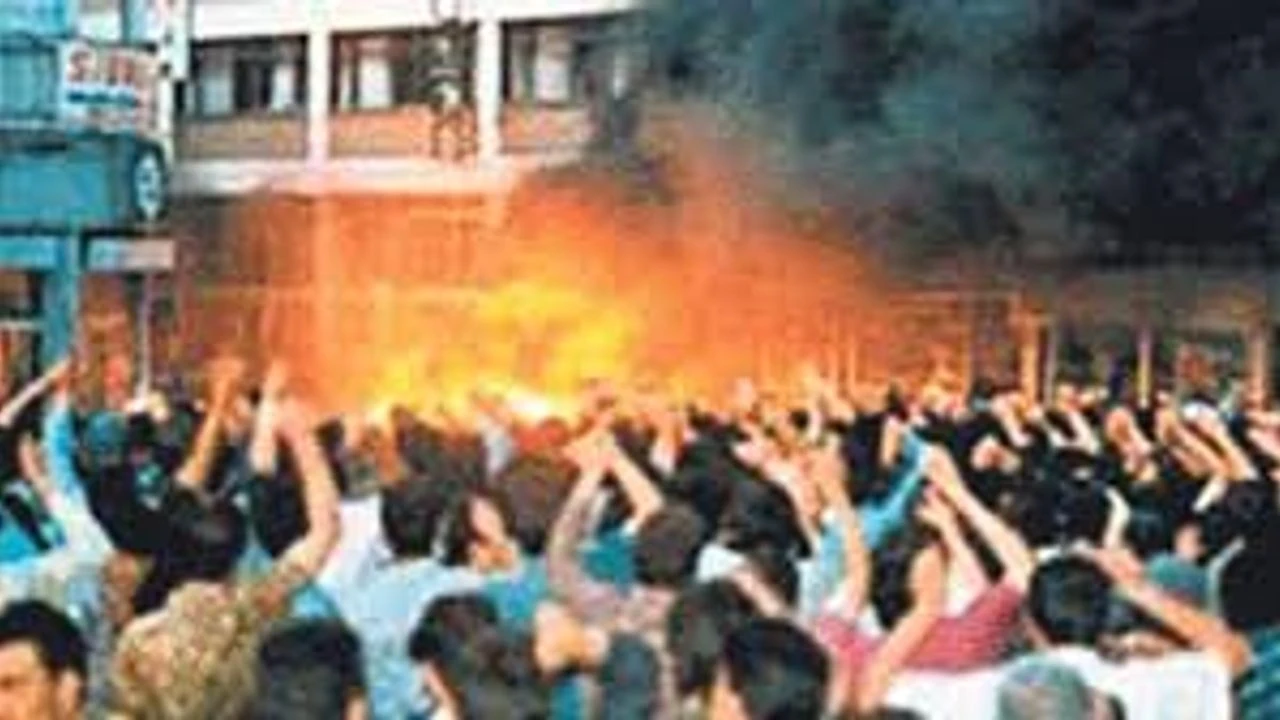 özgür özelden madımak katliamı benzetmesi