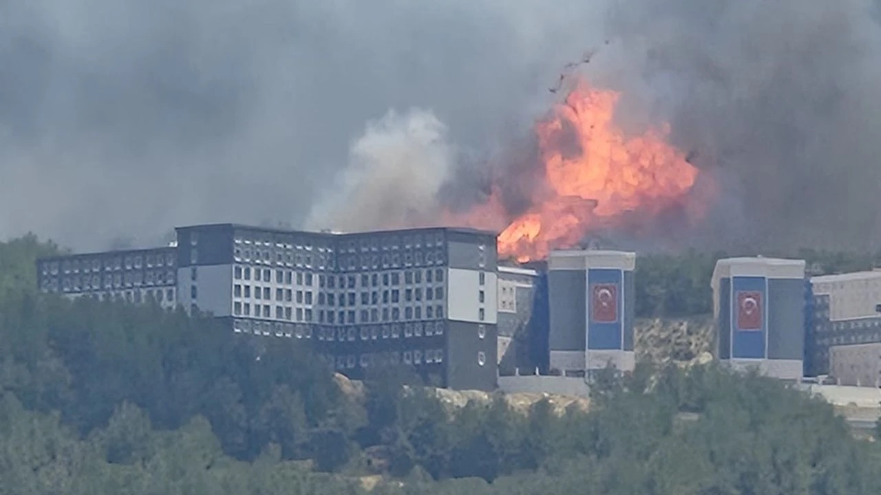 Yangın Çanakkale Devlet Hastanesi’ne yaklaştı
