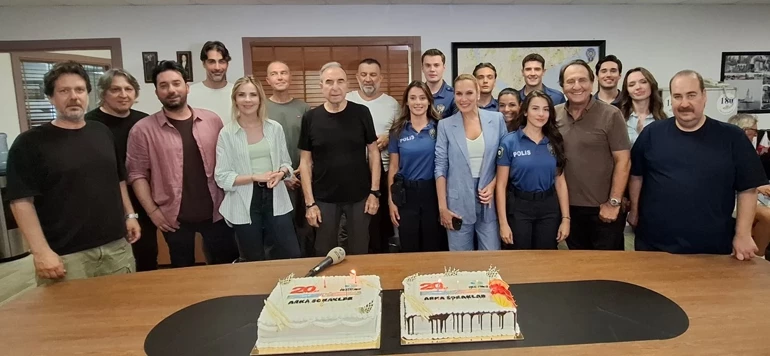 Arka Sokaklar ekibi yeni sezon- 20. yıl pastasını kest
