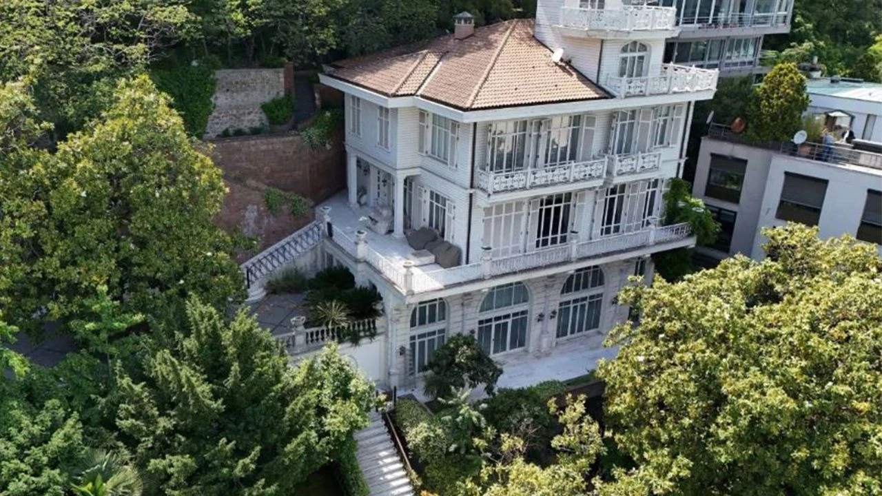 Ali Bekmezci Kimdir? Ne İş Yapıyor, İstanbul Boğazı’ndaki Beyaz Köşkü Kaç Paraya Aldı?