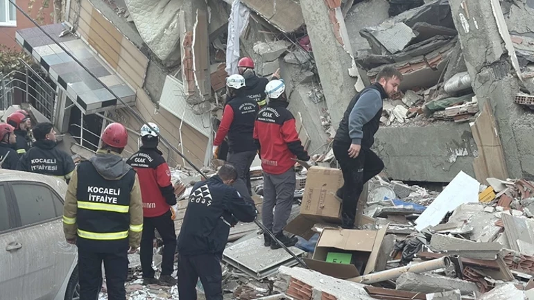 Gebze’de 6 Katlı Bina Çöktü! Enkaz Altında Kalanlar Var, Arama Kurtarma Çalışması Başlatıldı