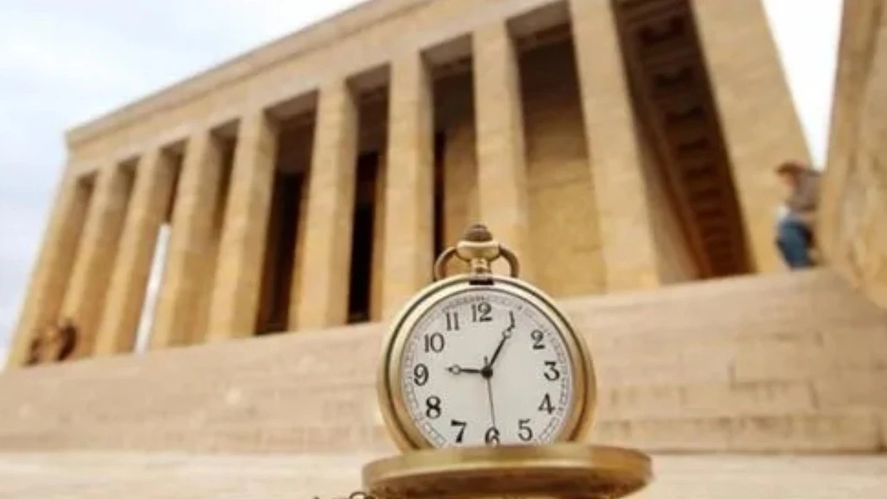 10 Kasım Resmi Tatil mi, Okullar Kapalı mı? 2025’te 10 Kasım Hangi Güne Denk Geliyor?