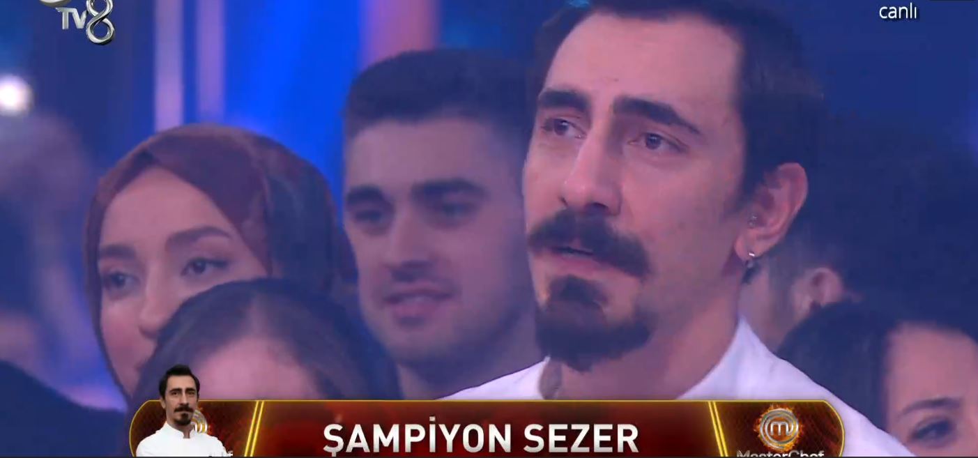 MasterChef 2025 şampiyonu Sezer kupasıyla sahnede.