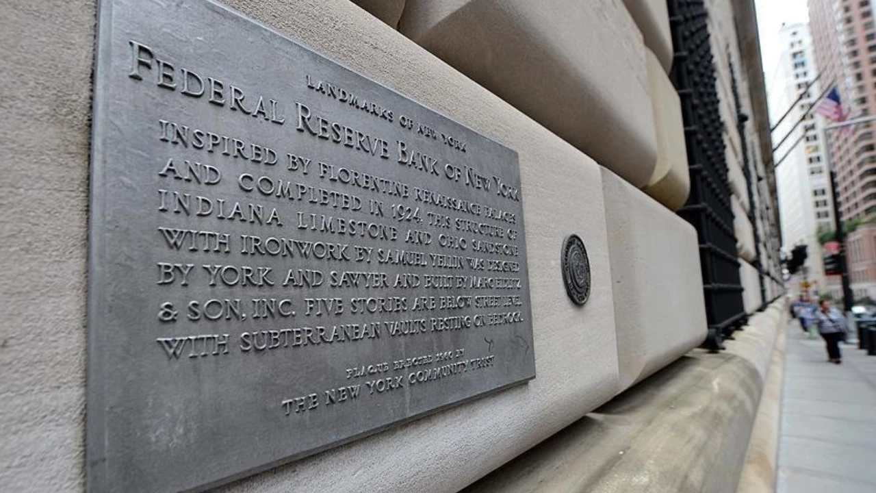 Fed New York binası ve tarihi duvar plaketi.
