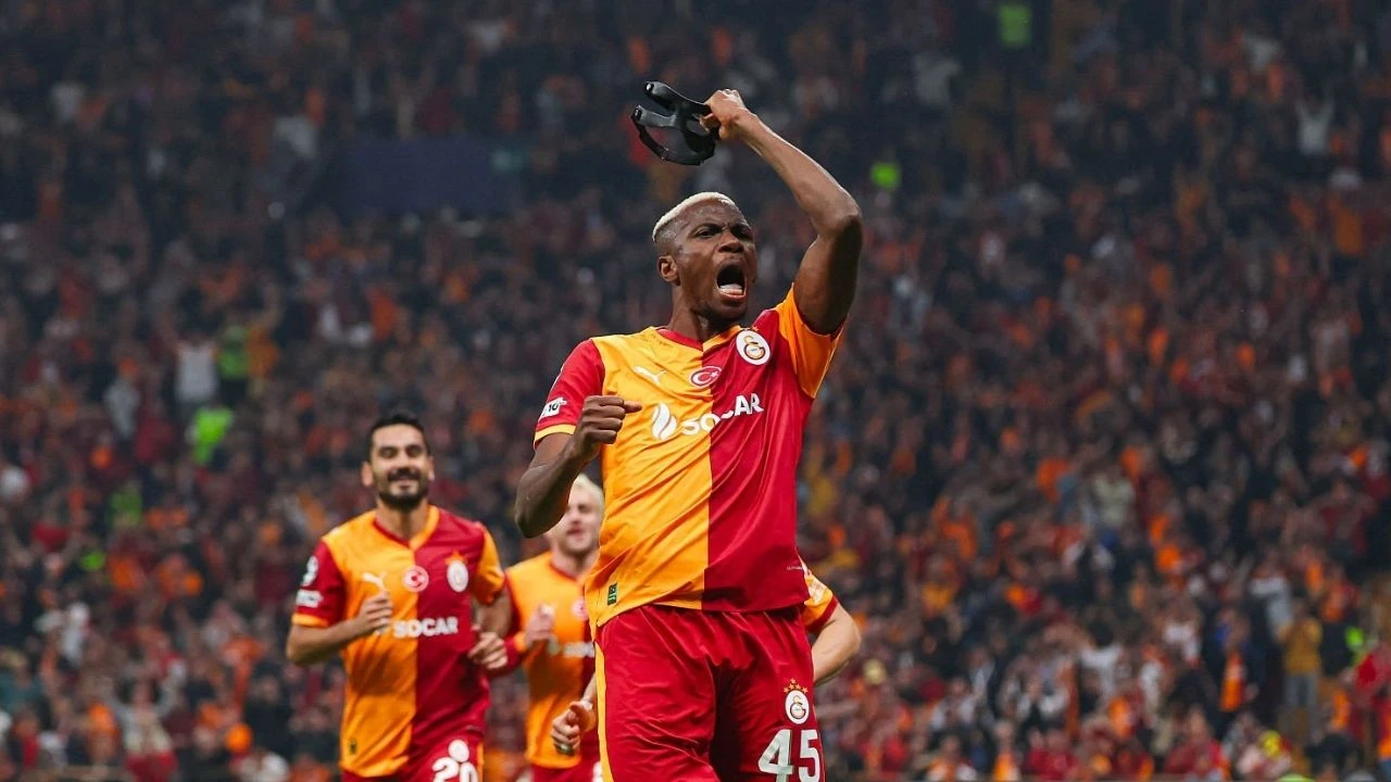 Victor Osimhen Şampiyonlar Ligi maçında gol sonrası coşku.