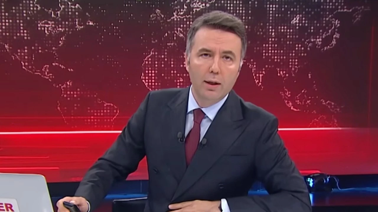 Mehmet Akif Ersoy Habertürk stüdyosunda ana haber sunarken.