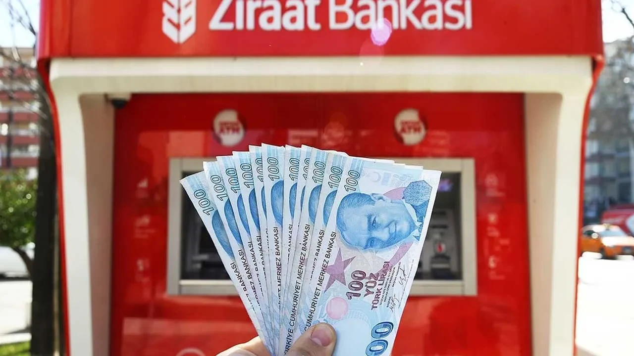 Ziraat Bankası ATM’si önünde emekli promosyon ödemesini temsil eden görsel.