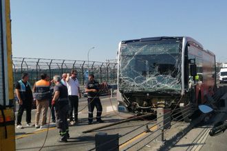 İstanbul Haliç Köprüsü'nde Metrobüs Kazası: Trafik Kilitlendi
