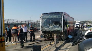 İstanbul Haliç Köprüsü'nde Metrobüs Kazası: Trafik Kilitlendi