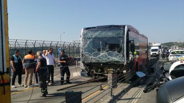 İstanbul Haliç Köprüsü'nde Metrobüs Kazası: Trafik Kilitlendi